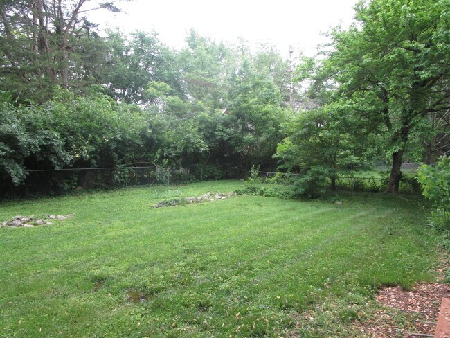Building Photo - 305 Manor Dr