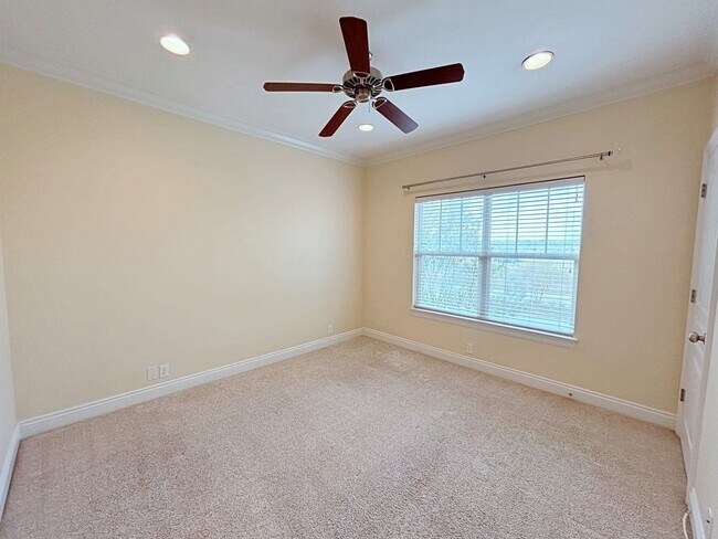 Building Photo - 3 Bedroom Townhouse in Gated Community off...
