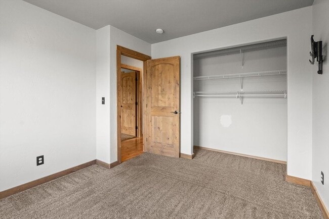 Building Photo - Amazing 3 Bedroom/2 Bath Bi-Level Home for Rent
