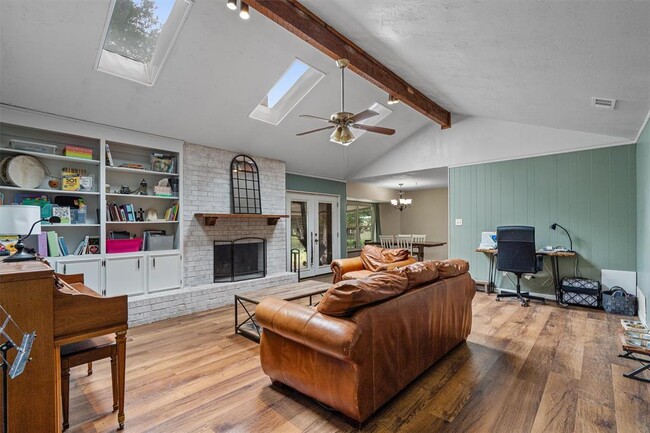 Building Photo - 203 Serenada Dr