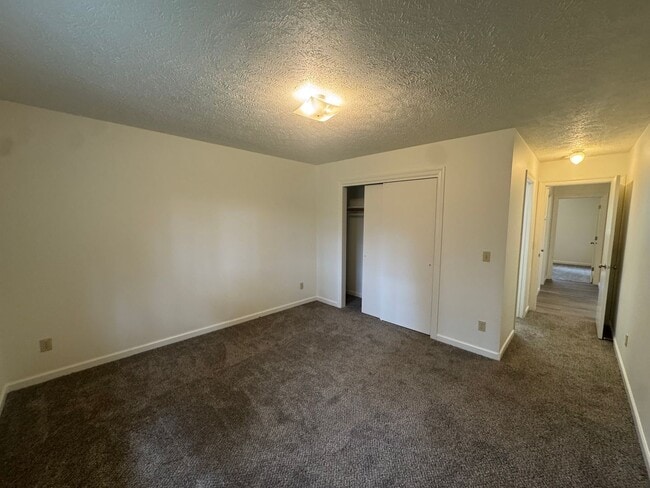 Building Photo - 6920 N Old Fort Dr