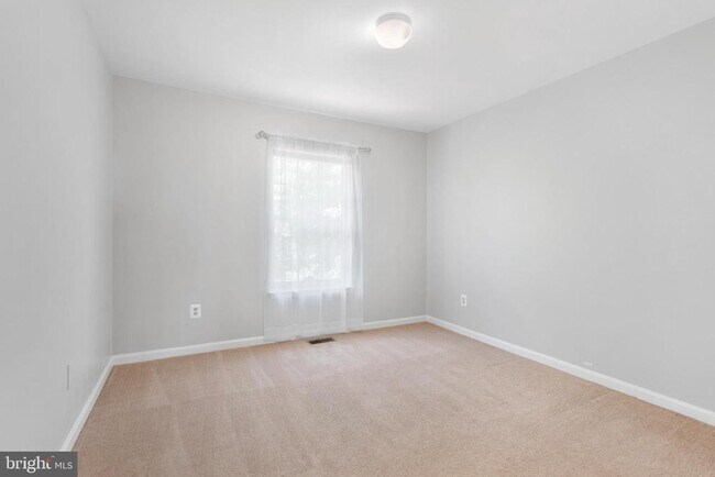 Building Photo - 46613 Silhouette Square