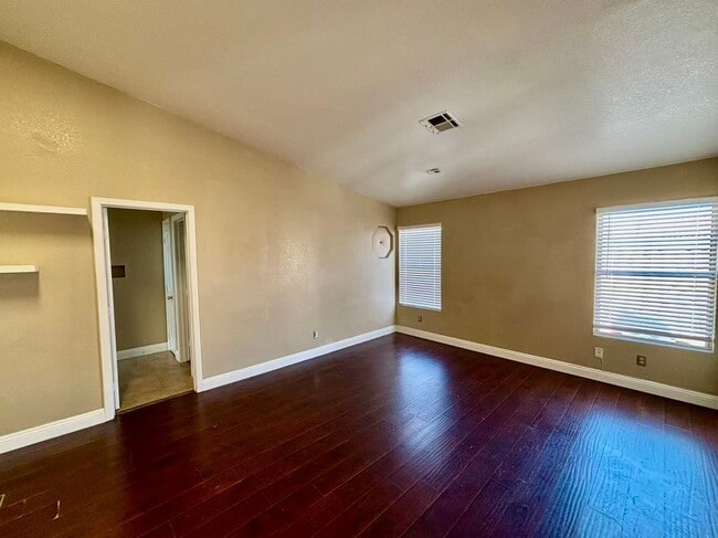 Building Photo - Two-story single-family house