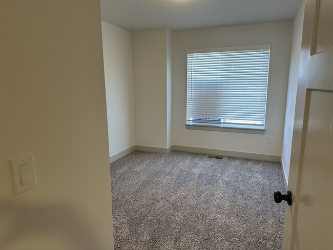 Building Photo - 848 250 N