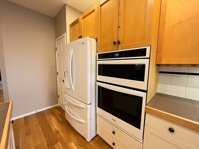 Building Photo - Immaculate 4 bedroom, 3.5 bathroom, tri-level Home in Tigard!! Expansive Views, Office space, Gam...