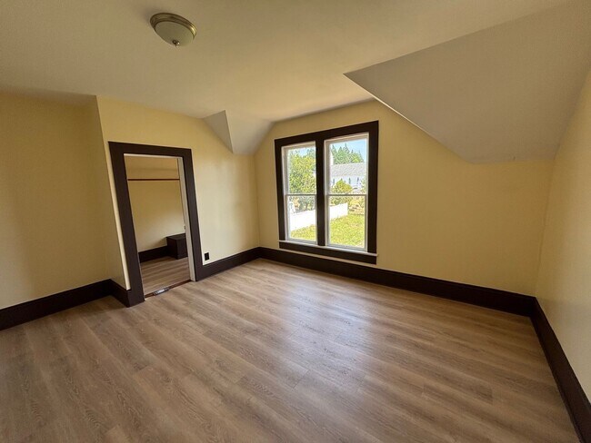 Building Photo - Charming Historic 4-bd Home for Rent – Ful...