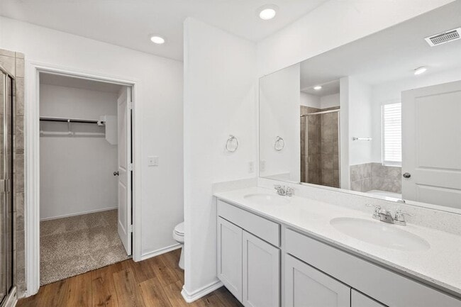 Building Photo - 215 Silver Springs Bend