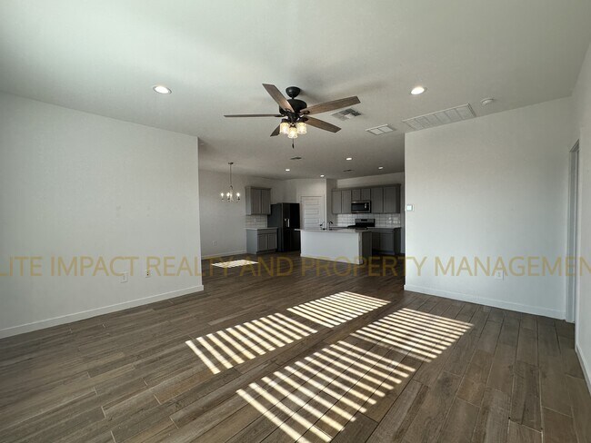 Building Photo - 11112 S Weismann Dr