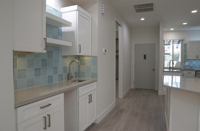 Building Photo - 204 N Hermosa Dr