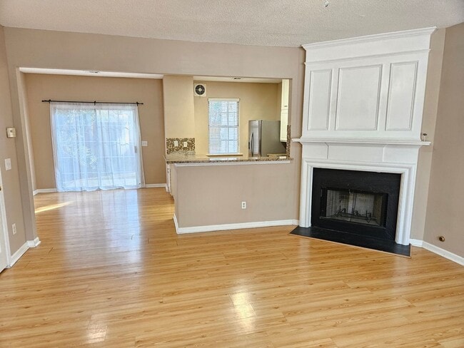 Building Photo - Rare 3 bed 2.5 bath Townhome located in Marietta