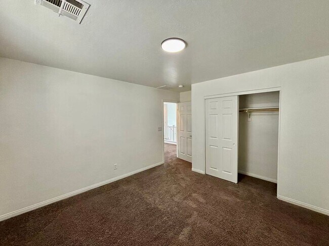 Building Photo - Nice two-story single-family home