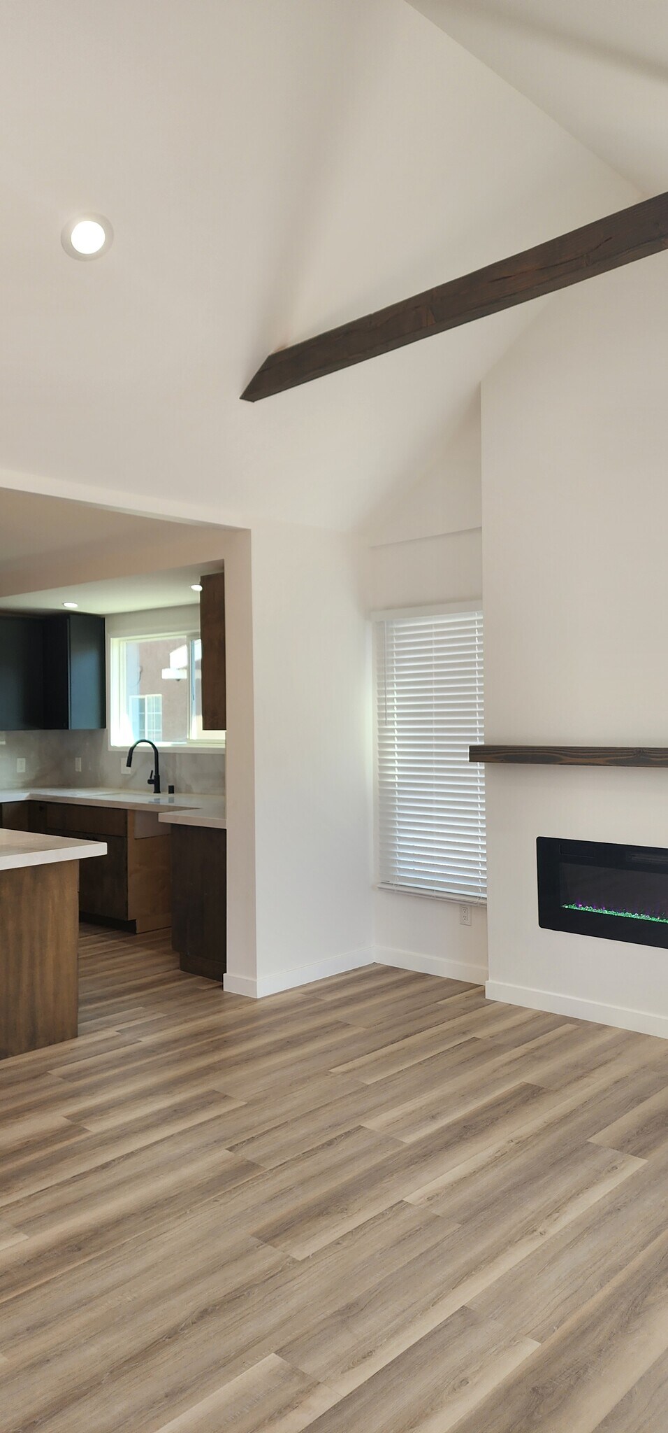 Building Photo - 950 N Kingsley Dr