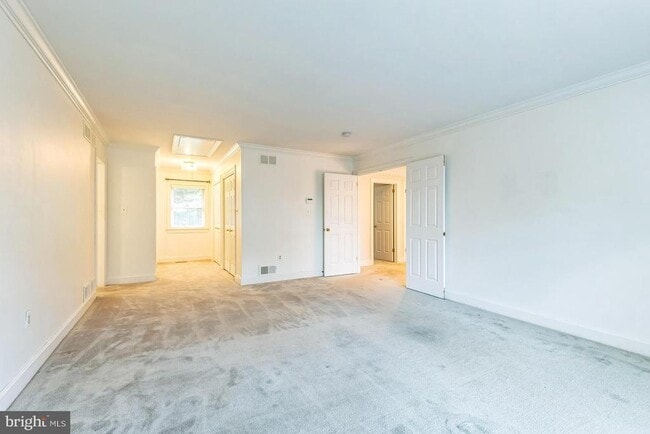 Building Photo - 1720 Honeysuckle Ln