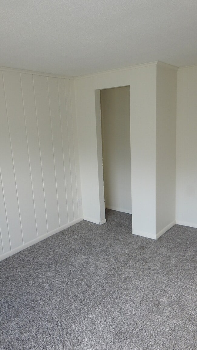 Building Photo - Rental Ready- Townhome in Raytown - 3bed 1...
