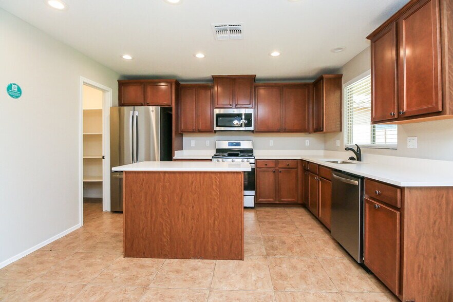 Building Photo - 1003 E Daniella Dr