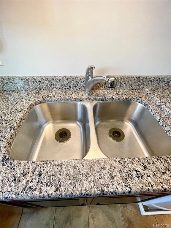 Building Photo - 525 Fairbrook St