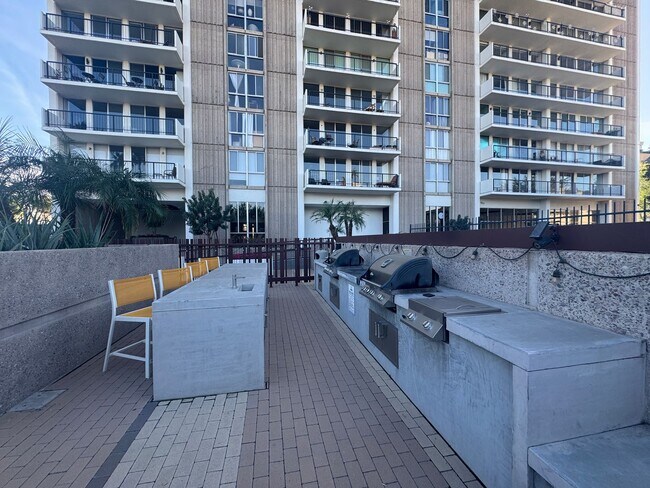 Building Photo - Luxury 2 Bedroom Condo Available at Regency House in Central Phoenix!