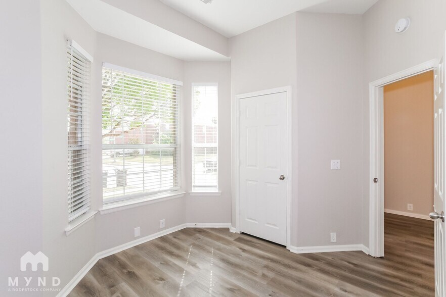 Building Photo - 2720 Maple Creek Dr