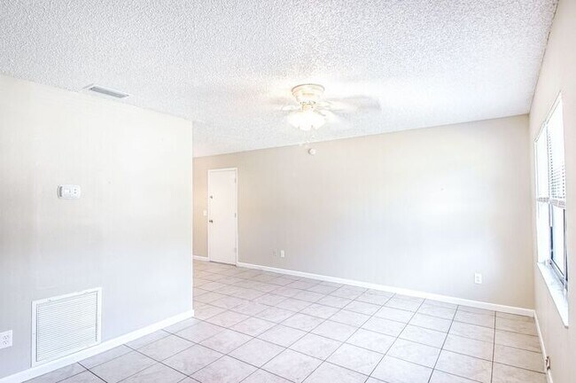 Building Photo - 330 Dogwood Ave
