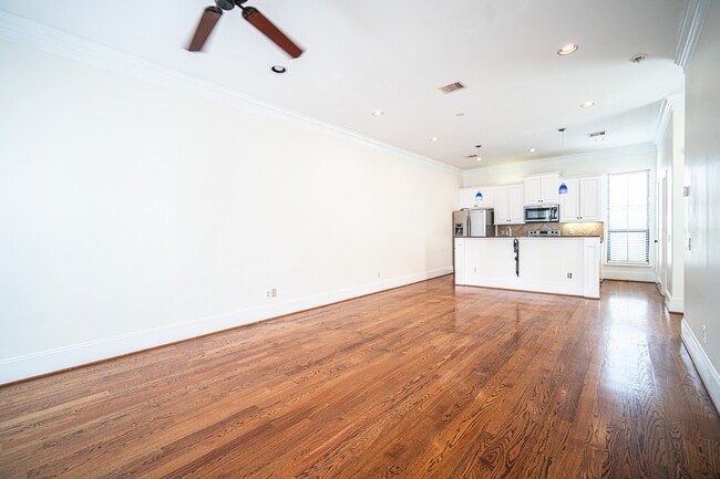 Building Photo - 3119 Fairdale Oaks E