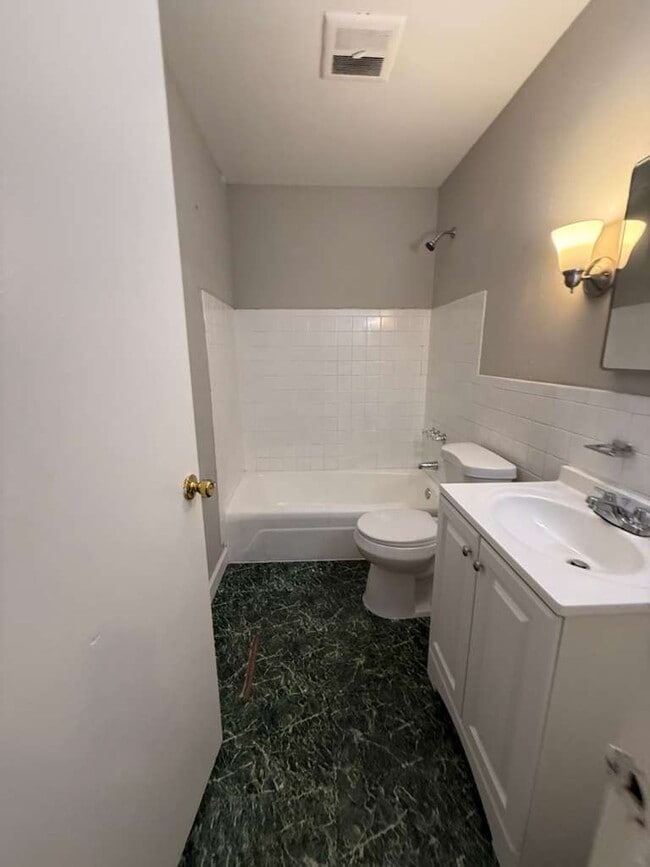 Building Photo - "Charming St. Louis Duplex: Cozy 2-Bedroom, 1-Bath with Hardwood Elegance!" Section 8 Approved