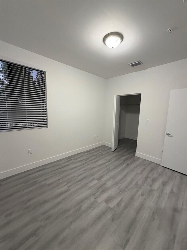 Building Photo - 859 E 24th St