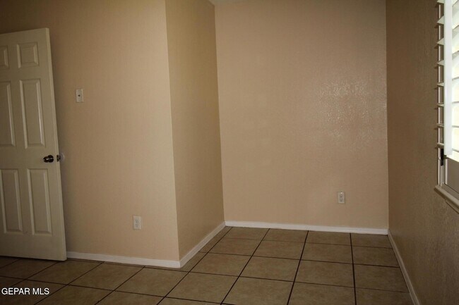 Building Photo - 9145 Begonia Pl
