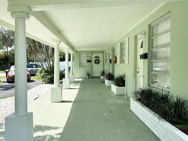 Building Photo - 425 SW 18th Ave