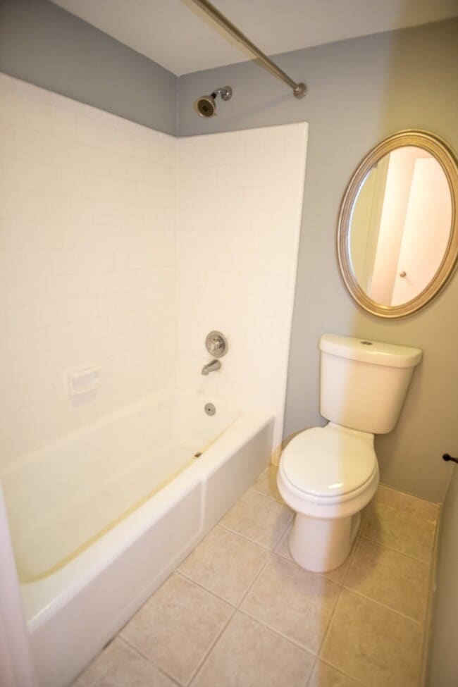 Building Photo - Beautifull Top-Floor 2B/2B Condo in Sought-After Cross Creek Community!