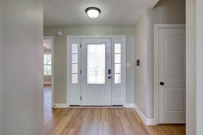 Building Photo - Fantastic Open Floor Plan Home With Stone ...