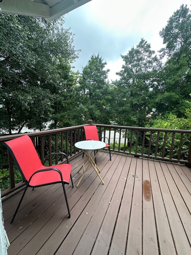 Building Photo - One Bedroom Garage Apartment in 5 Points!!