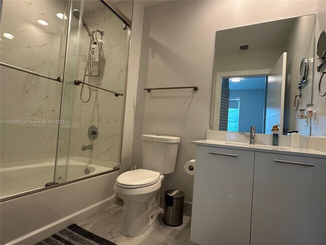 Building Photo - 950 Brickell Bay Dr