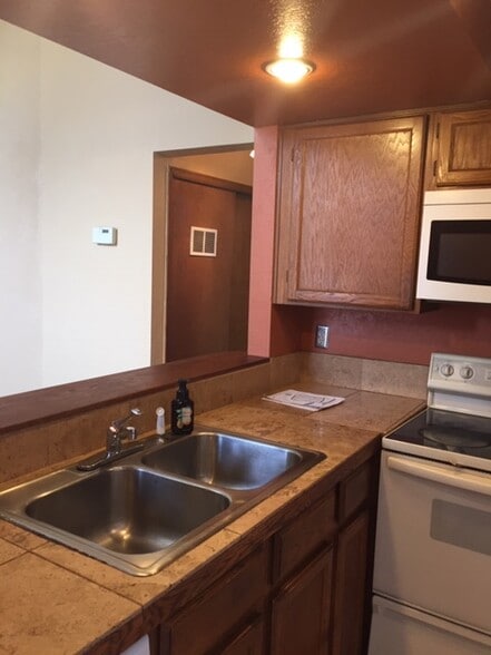 kitchen - 5725 W Atlantic Pl