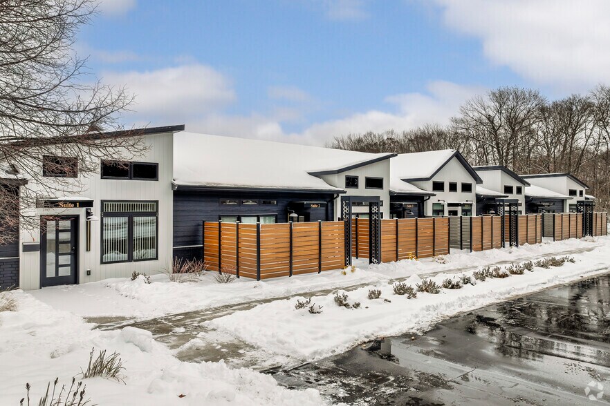 Building Photo - Ramblewood Suites