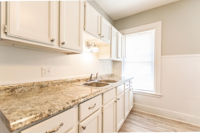 Primary Photo - 642 Maple St