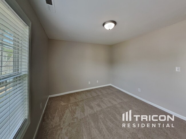 Building Photo - 2801 Varnish Pl