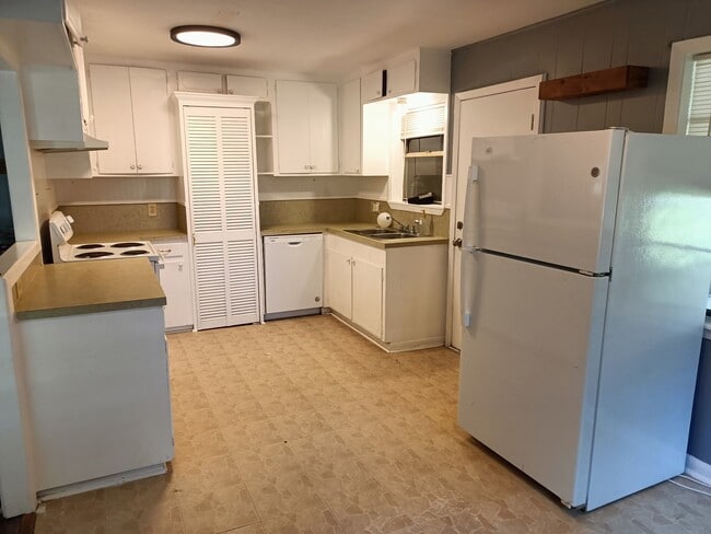 Building Photo - 340 West Dr