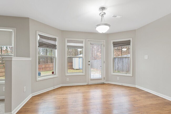 Building Photo - Great Home with Fenced Yard!