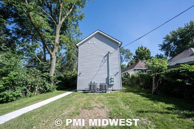 Building Photo - 1523 E Market St