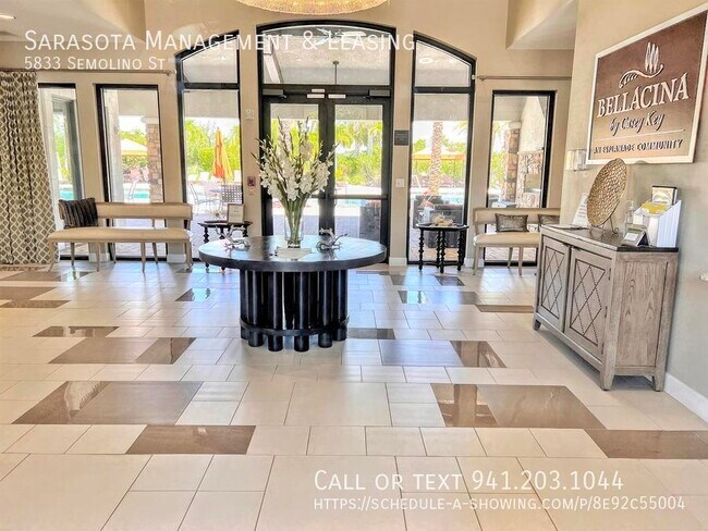 Building Photo - 2 Bed 2 Bath with Den Lake View Pool Home ...