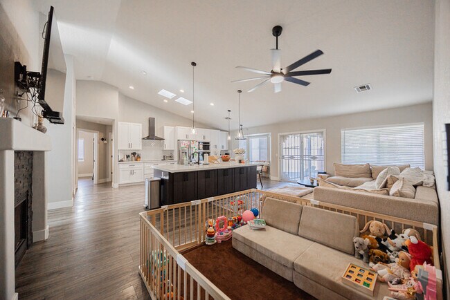 Building Photo - 904 S Dolphin Dr