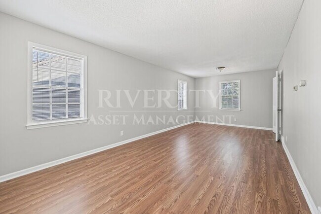 Building Photo - Renovated Gem! This 4-bed, 1.5-bath home!!!!! Section 8 Welcomed!!!!