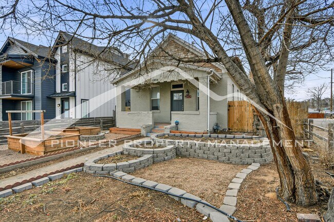 Building Photo - Charming Home with Washer/Dryer and Fenced Yard