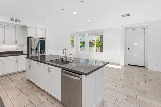 Building Photo - 167 Tenor