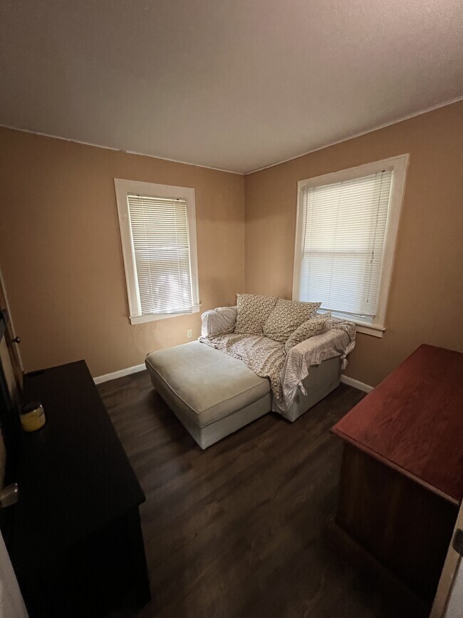 Building Photo - 1223 Bensch St