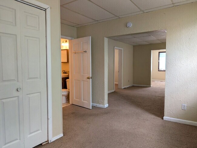 Building Photo - 2 Bedroom Lower Duplex In Green Bay
