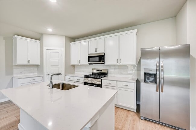 Building Photo - 946 Olive Dr