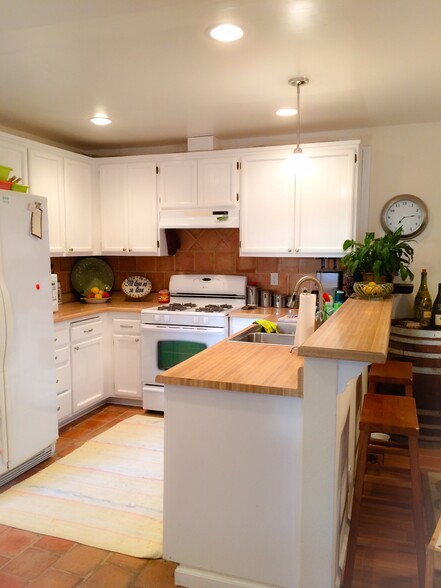 Building Photo - 2206 Hermosa Ct