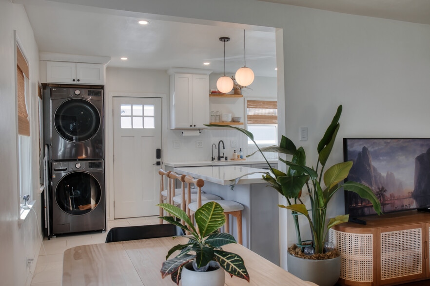 Building Photo - 2331 Belmont Ave