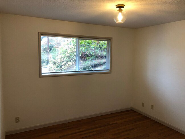Building Photo - Updated 3 bedroom 3 bath house in Eugene!
